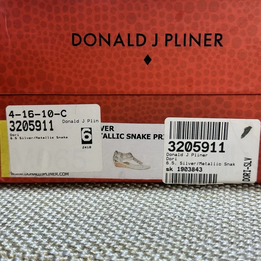 Donald J Pliner NIB Dori Embossed Leather Cork‎ Wedge Thong 6.5 Silver Snakeskin